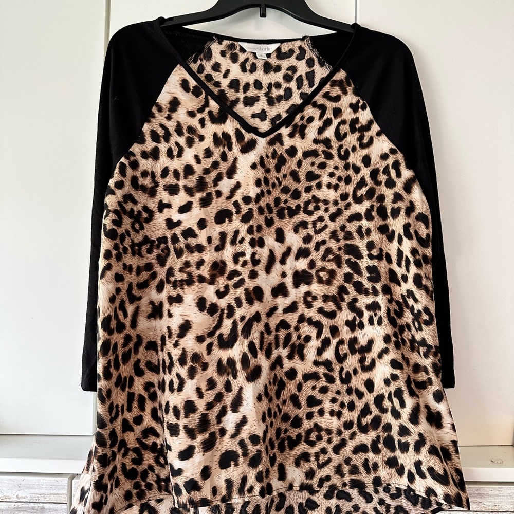 🐆 Charming Charlie Leopard Print V-Neck Raglan Top Black Sleeves Size S